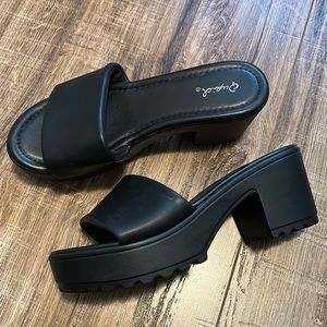 NWOT Qupid Black Platform Chunky Sandal